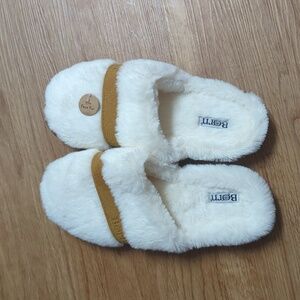 Born Faux Fur Slippers White with Brown Faux Leather Trim Size 9/10